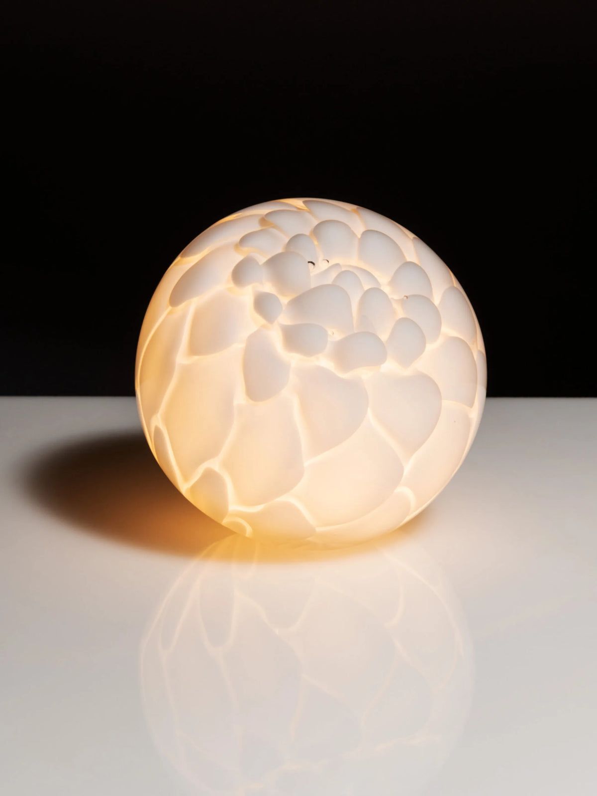 118p fra Bocci i hvitt glass, oppladbar lampe med lang batteritid