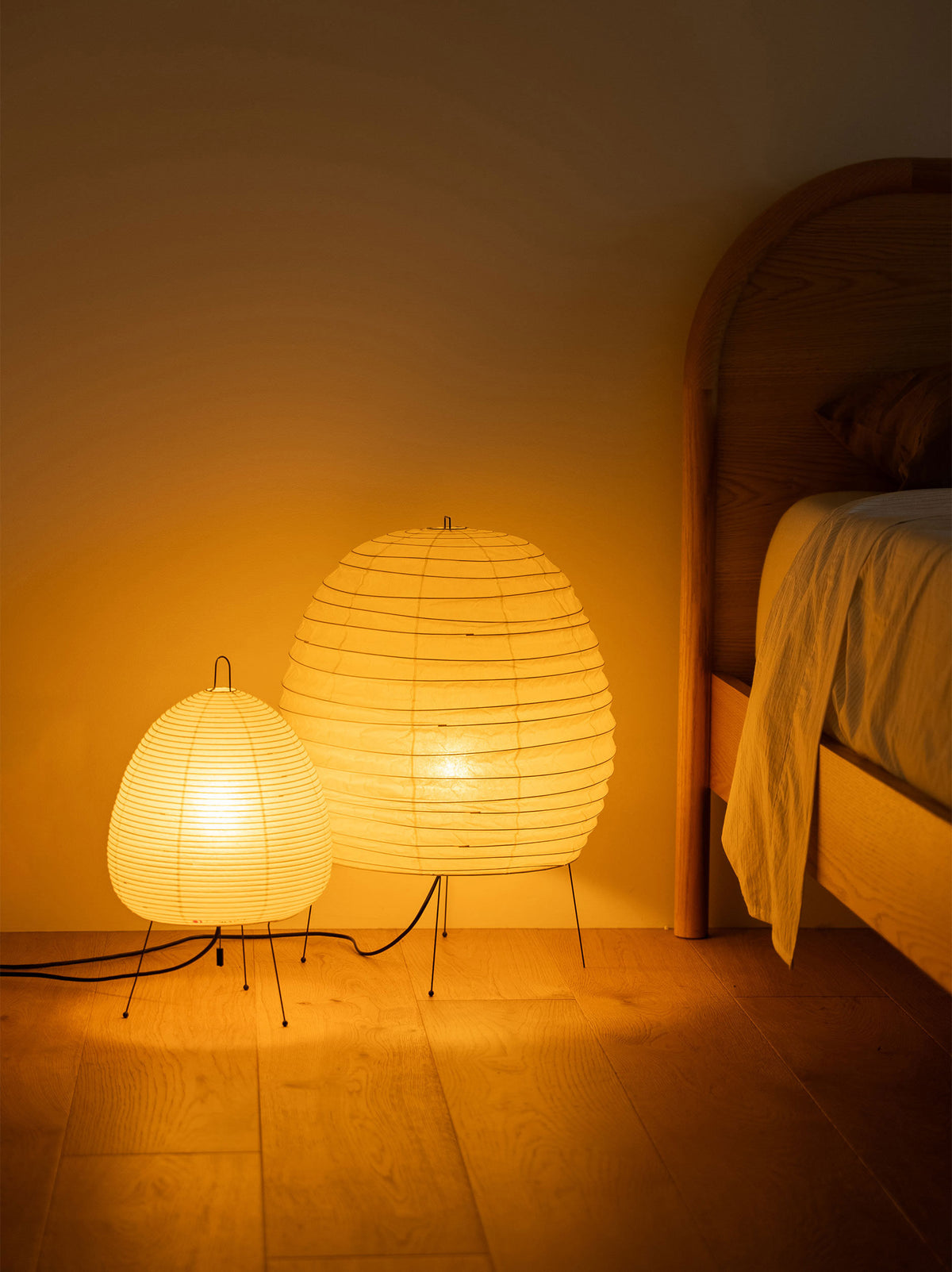 Minimalistisk Akari 20N lampe fra Vitra, skaper varm og stemningsfull belysning
