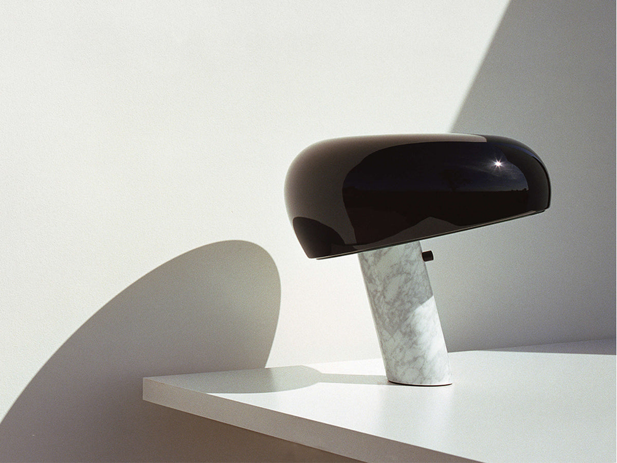 Snoopy bordlampe med carrara marmor og sort skjerm