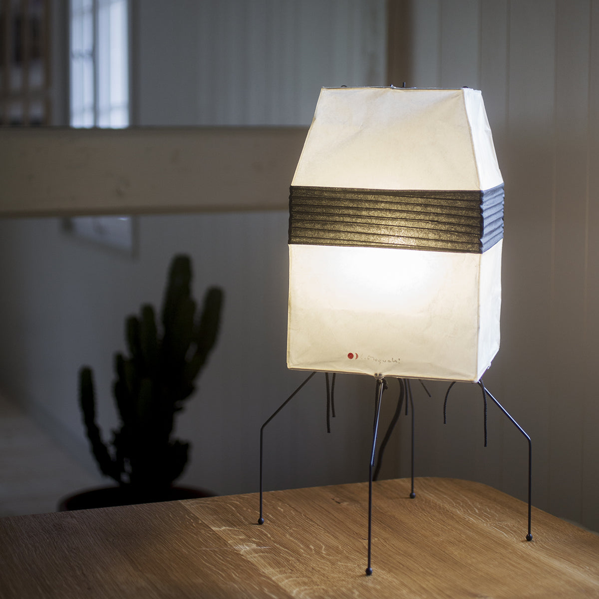 Stilfull Akari UF1-H bordlampe fra Vitra, mykt og behagelig lys