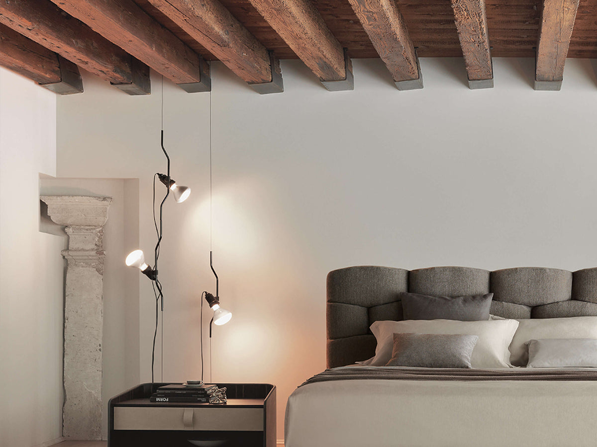 Flos Parentesi lampe over nattbord