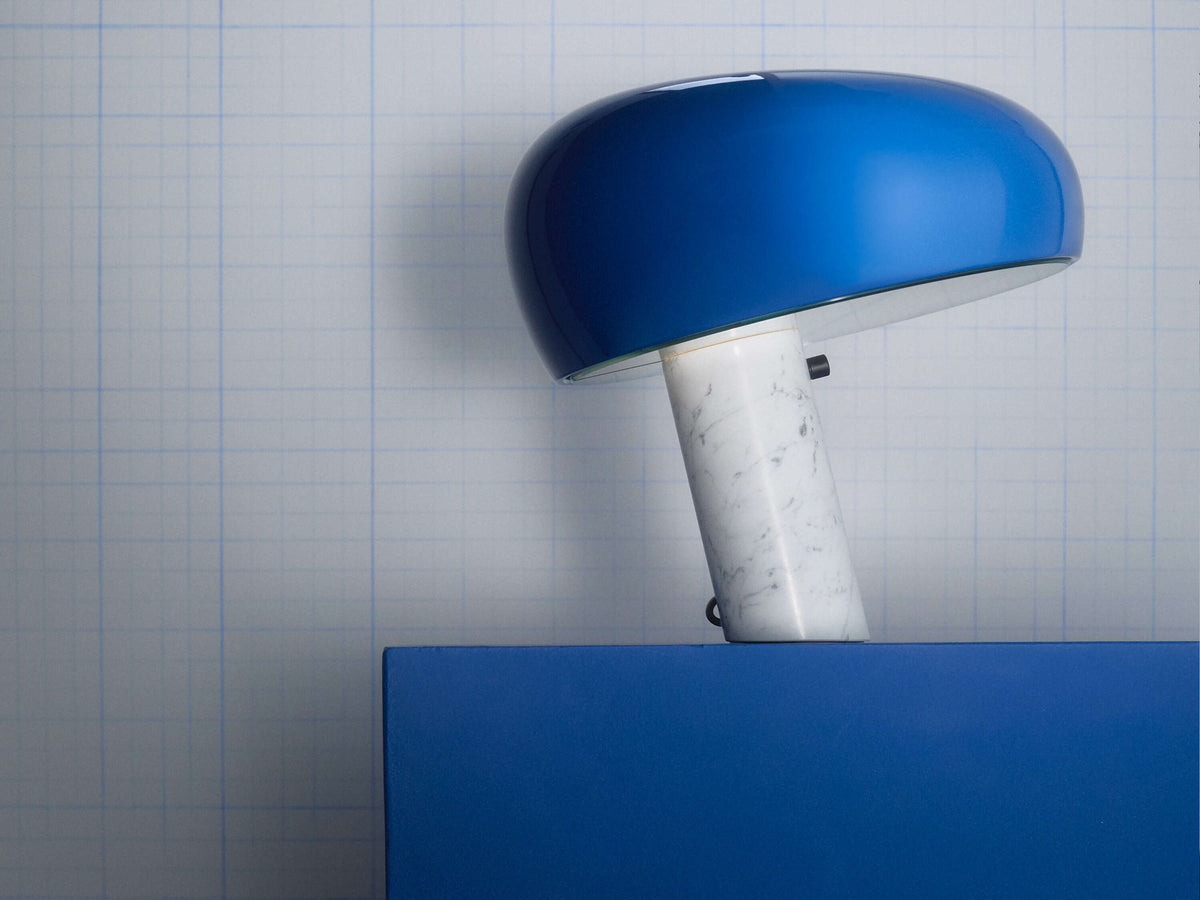 Blå bordlampe med hvit marmorfot, Snoopy fra Flos