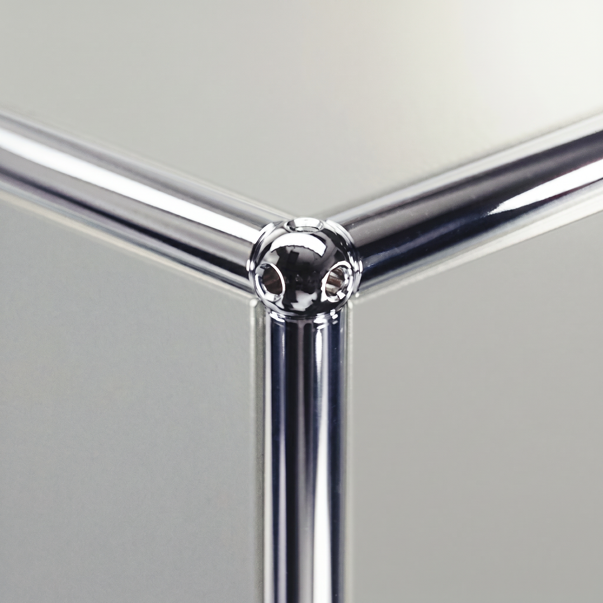 Detaljbilde av lakkfargen til USM Haller - Light Grey