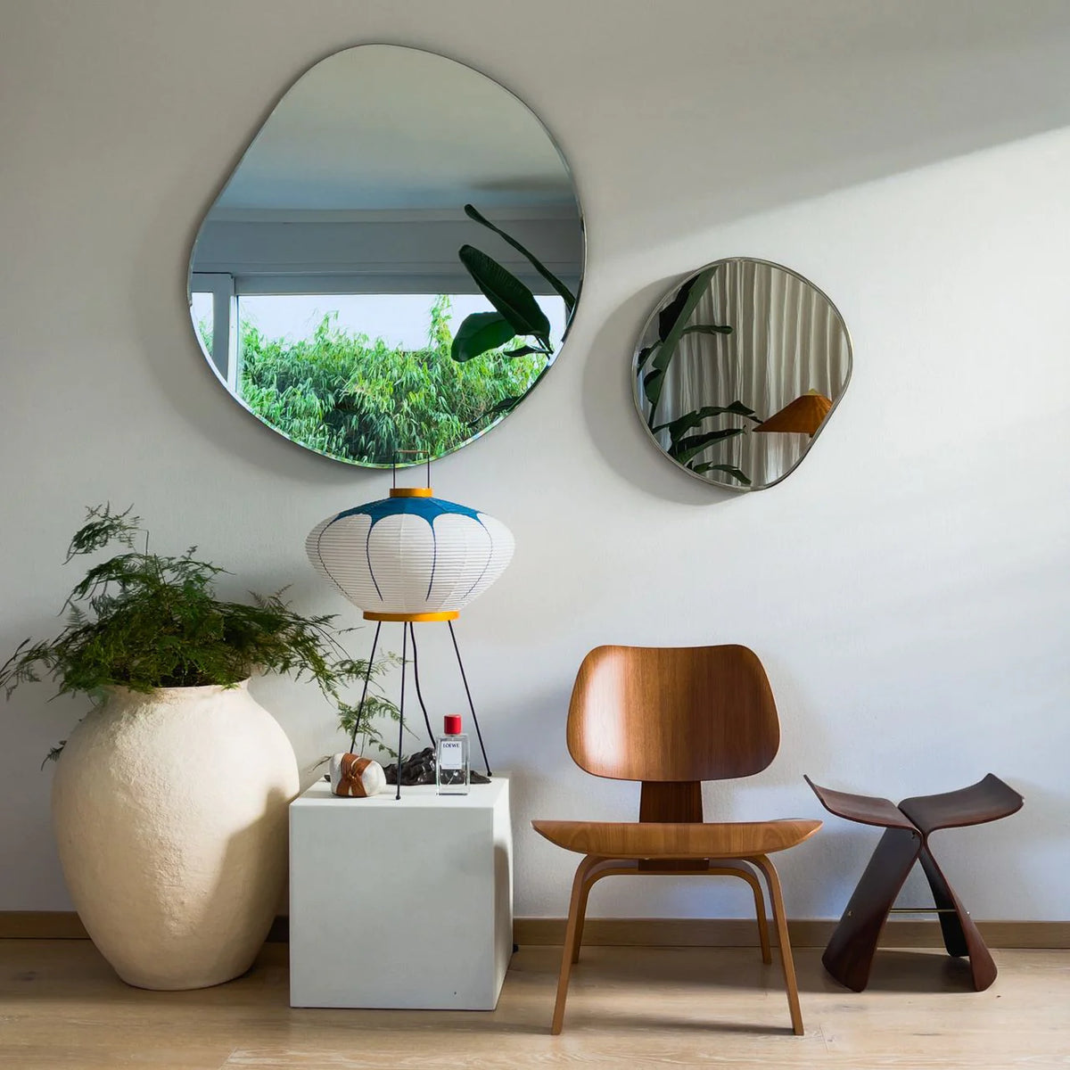Stilfull og varm Akari 9AD gulvlampe i papir fra Vitra