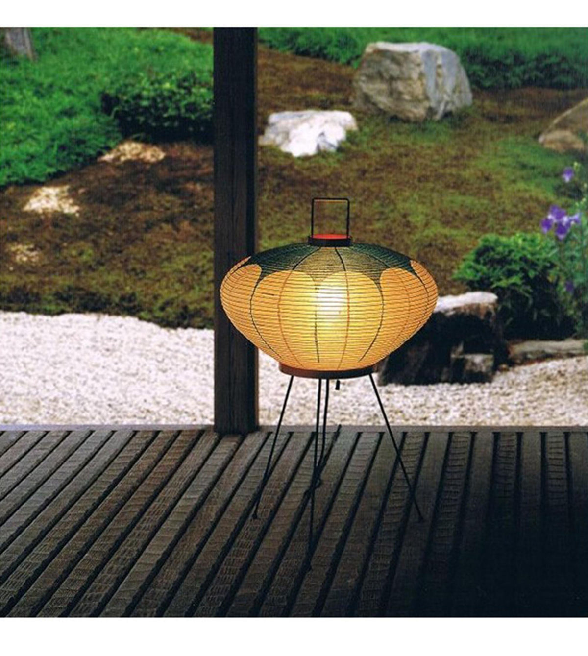 Akari 9AD gulvlampe fra Vitra, skaper mykt og diffust lys i stuen