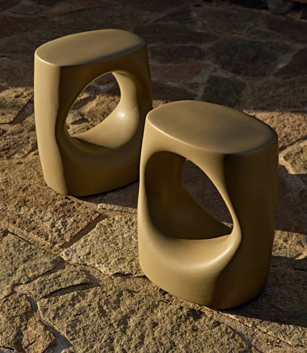 Poliform Atoll sidebord i mintfarget keramikk. Utendørs sidebord designet av Emmanuel Gallina.