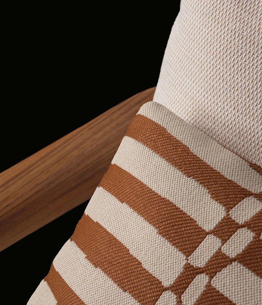 Detaljbilde av Ponte Outdoor Sofa fra Poliform, Teak, lyst tekstil og pute med mønster