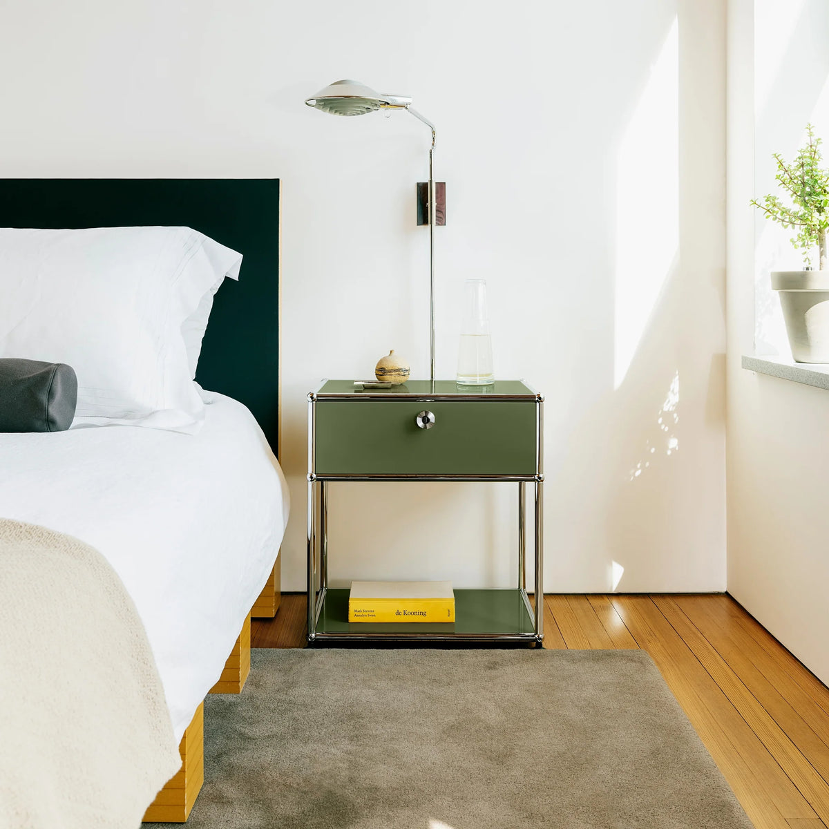 USM Haller Nattbord 24 med kromramme i fargen Olive Green på Soverom