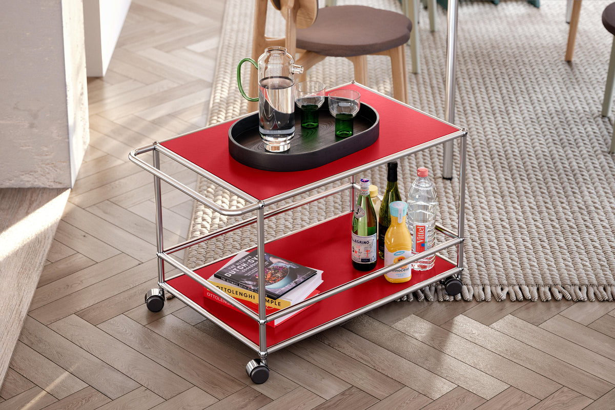 USM Haller Tralle 30 med kromramme i fargen Ruby Red med styling