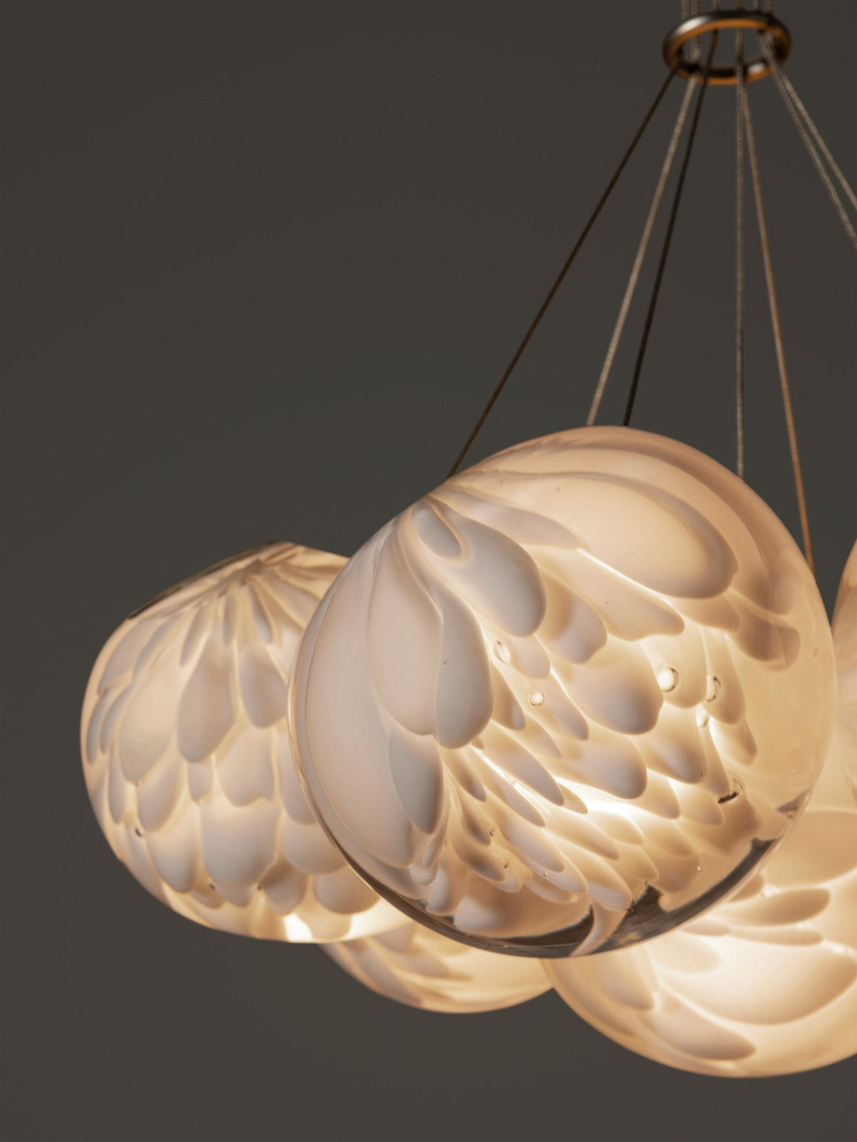 Cluster-oppsett av Bocci 118.7 pendler med kunstneriske glasskuler i klar finish