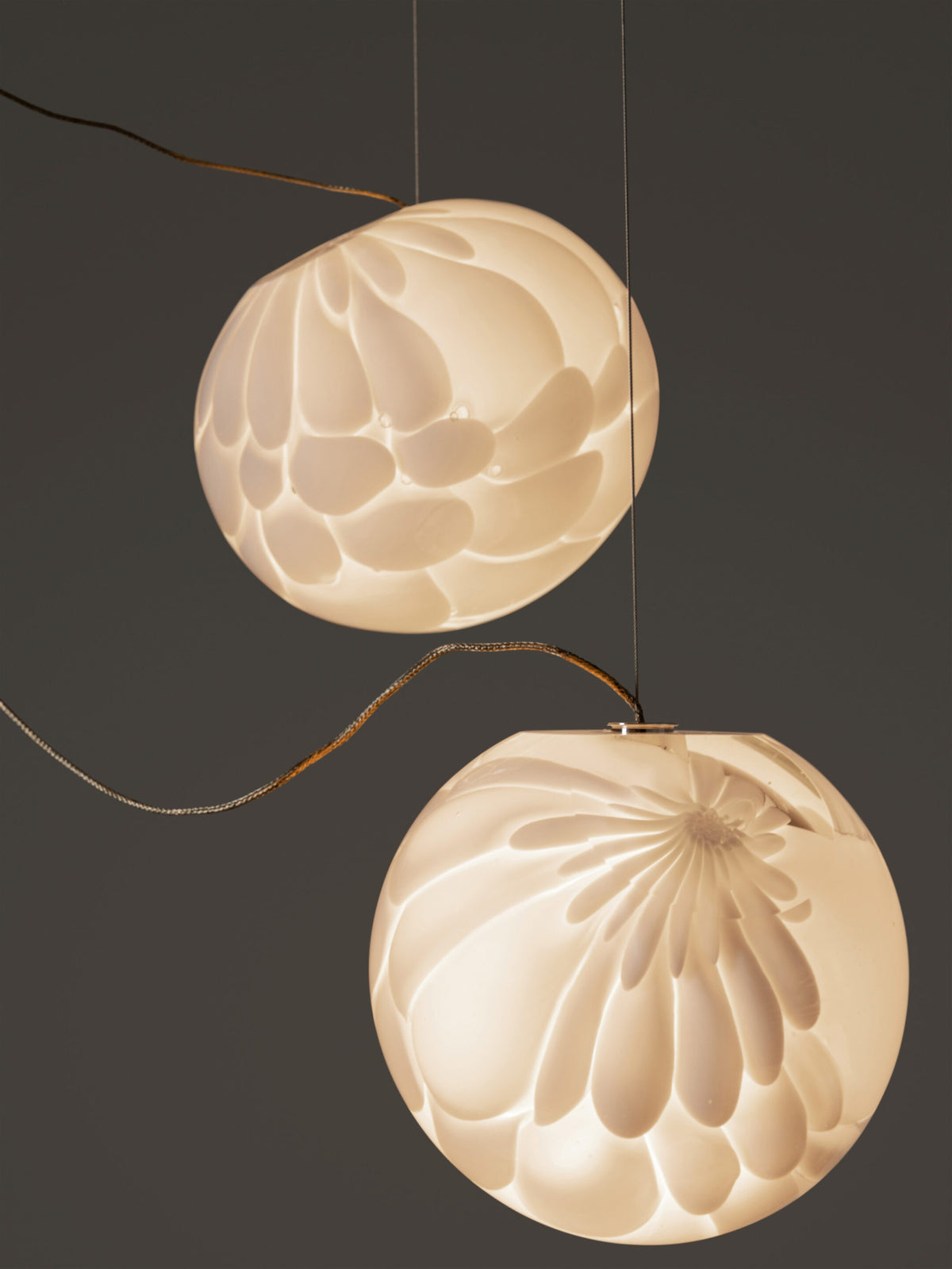 Bocci 118.7 Sculptural Cable skaper et flytende og skulpturelt uttrykk med sine transparente glasskuler og dynamiske oppheng.