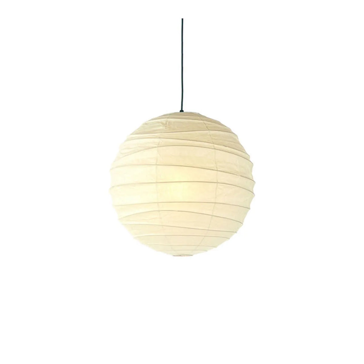 Akari 55D pendel, håndlaget papirlampe designet av Isamu Noguchi, gir et mykt og varmt lys - Expo Nova 