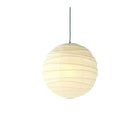 Akari 55D pendel, håndlaget papirlampe designet av Isamu Noguchi, gir et mykt og varmt lys - Expo Nova 