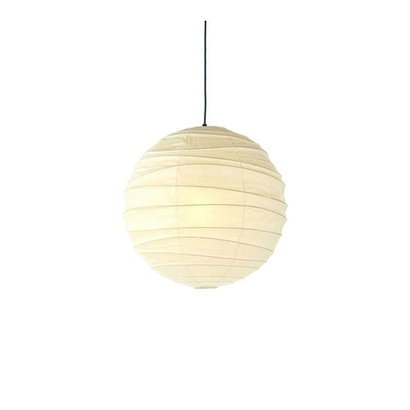 Akari 55D pendel, håndlaget papirlampe designet av Isamu Noguchi, gir et mykt og varmt lys - Expo Nova 