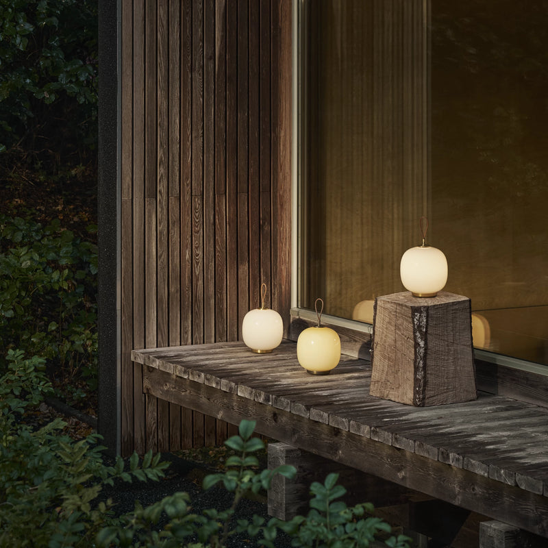 Vl 45 Portable bærbar lampe i pale rose, yellow og hvitt glass med messing detalj