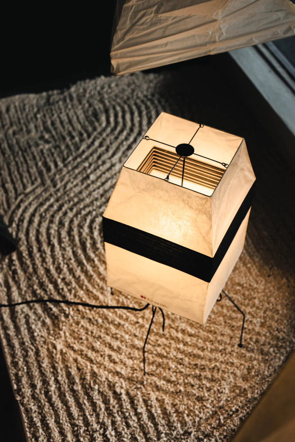 Japansk-inspirert Vitra Akari UF1-H lampe til moderne interiør