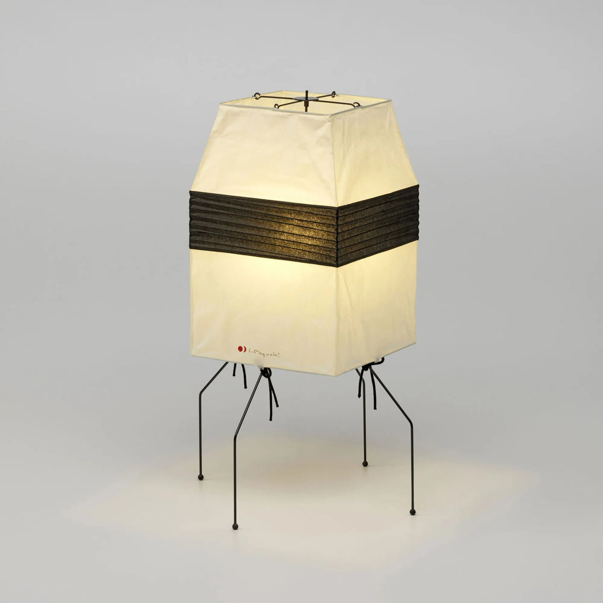 Vitra Akari UF1-H bordlampe, japansk papirdesign som gir stemningsbelysning
