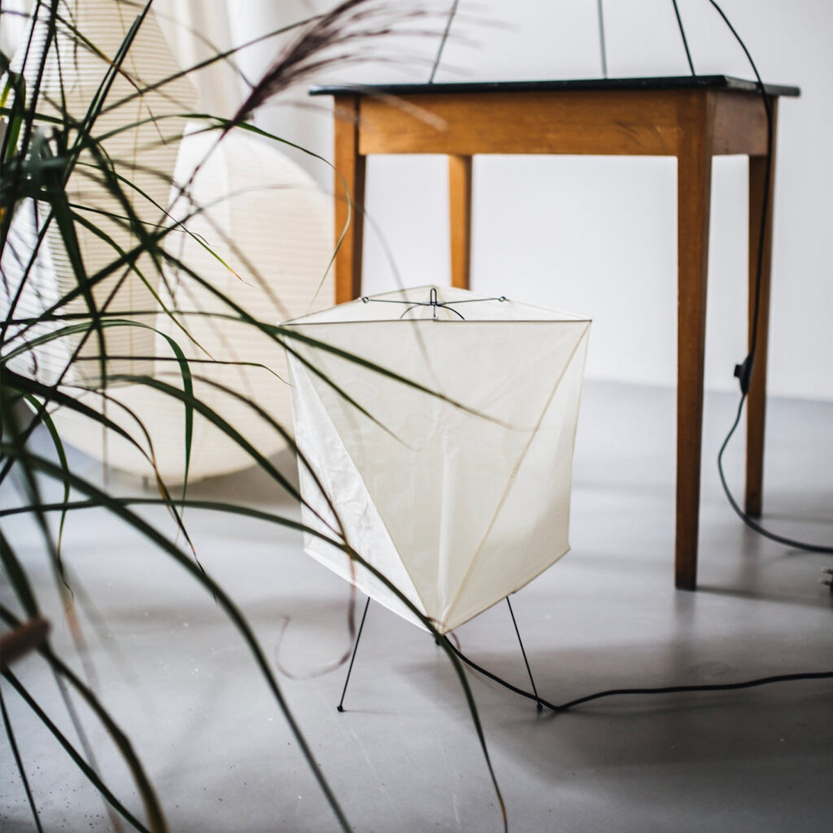 Japansk-inspirert Vitra Akari YA2 bordlampe for skrivebord eller stue