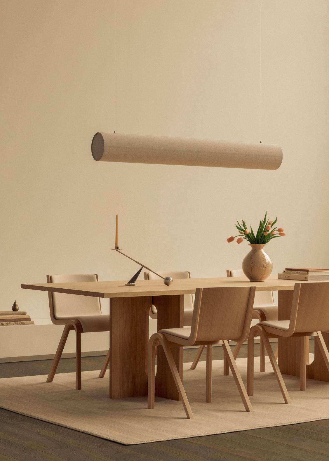 Hashira Linear Taklampe fra Audo Copenhagen over Androgyne Spisebord i eik