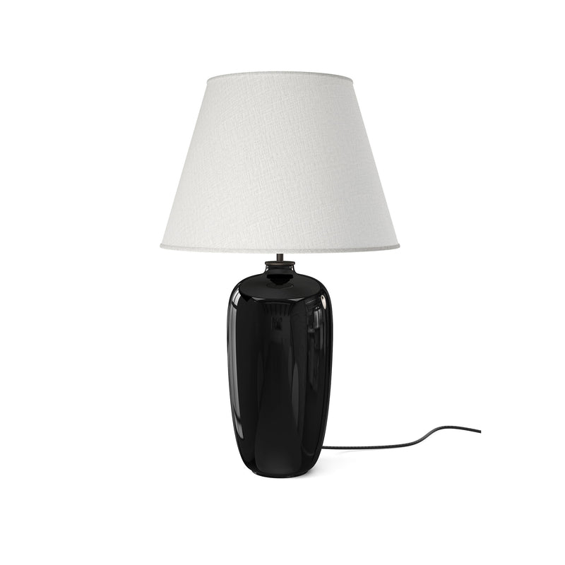 Bordlampe i sort gloss utførelse fra danske Audo Copenhagen med lidskjerm