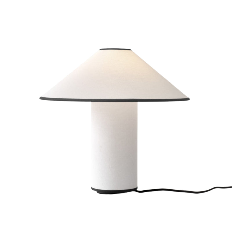 &Tradition Colette ATD6 Bordlampe i hvitt tekstil med sort kant 