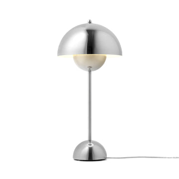 Flowerpot VP3 Bordlampe i metall polert krom fra &Traditon