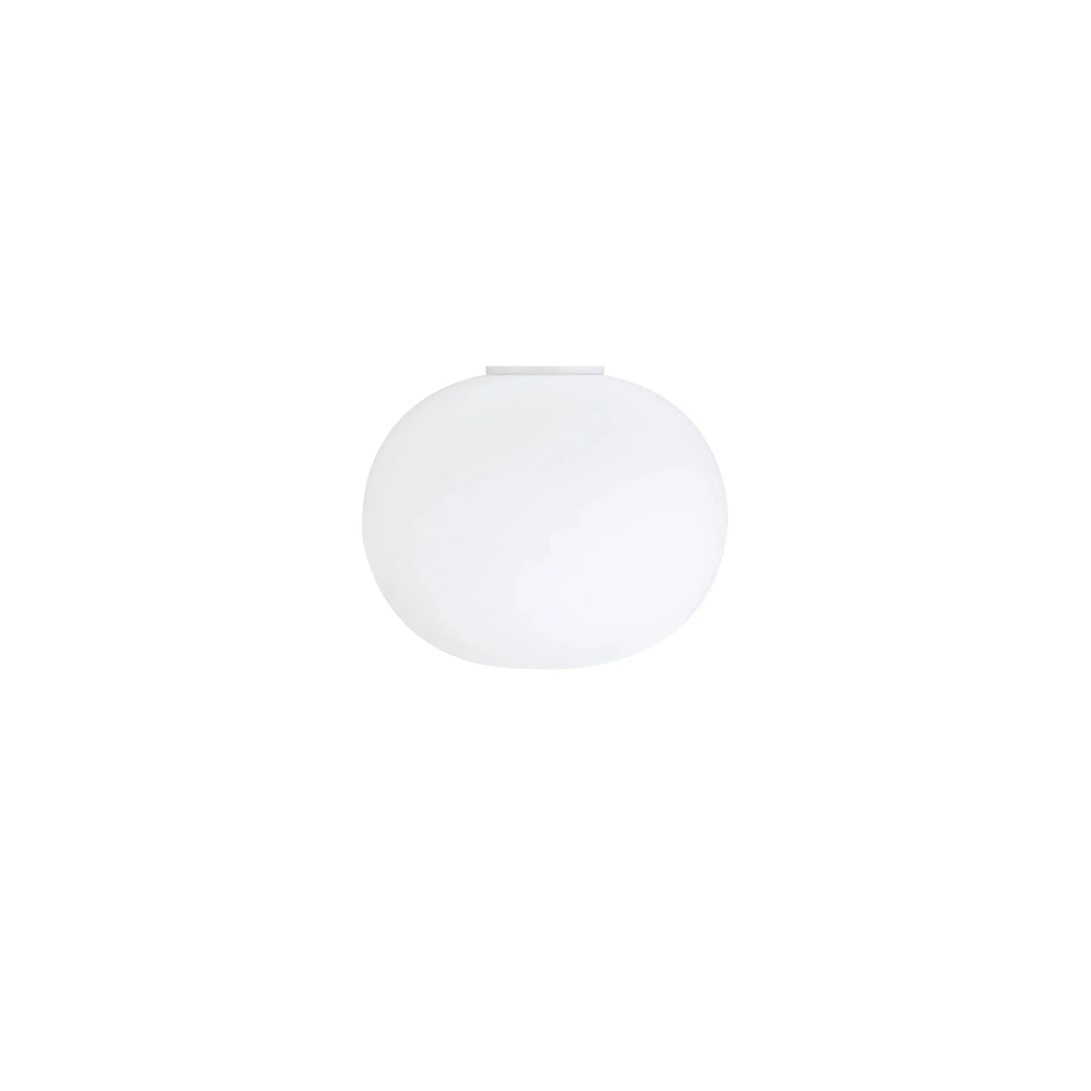 Glo Ball Ceiling 1 taklampe fra Flos i håndblåst opalglass, designet av Jasper Morrison
