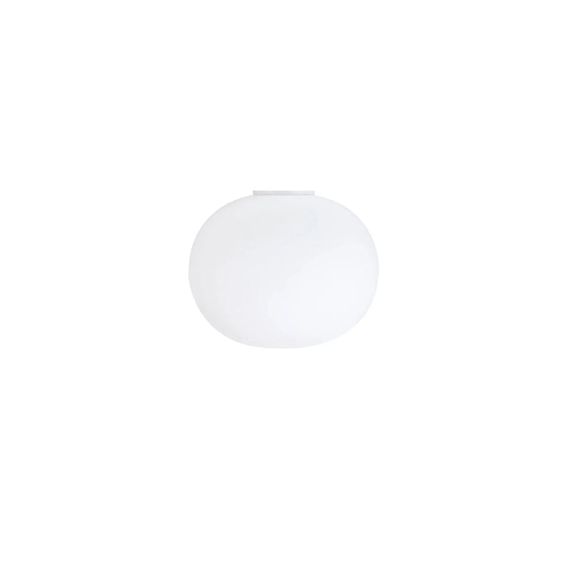 Glo Ball Ceiling 1 taklampe fra Flos i håndblåst opalglass, designet av Jasper Morrison