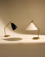 dansk designlampe i gull med tekstilskjerm