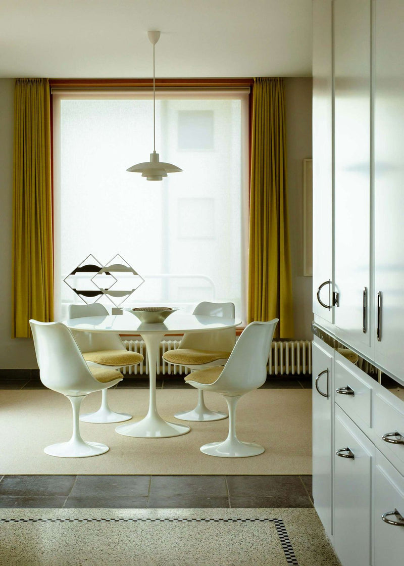 Knoll Saarinen Tulip Spisebord i hvit med hvit laminat 