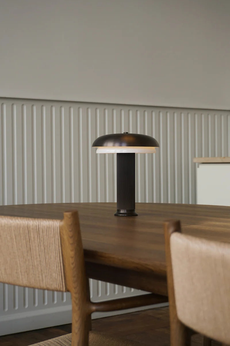 bærbar lampe i bronse opalglass, Noote fra Lyfa 
