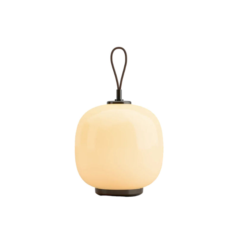 VL 45 Oppladbar lampe fra Louis Poulsen i varmt gult glass med stropp i skinn 