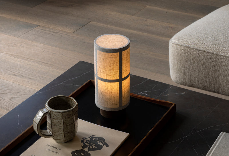 Hashira Portable Oppladbar lampe fra Audo Copenhagen, vakker lampe i tre med linskjerm