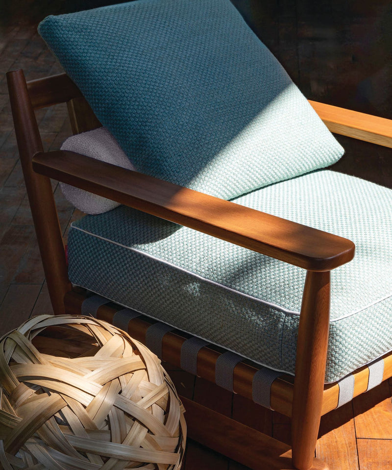 Nærbilde av Meriggio Outdoor Lounge Chair fra Flexform, utendørs med sollys