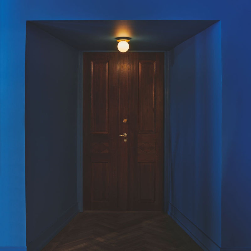 Nuura Liila 1 Medium taklampe i messing med opalglass til gang
