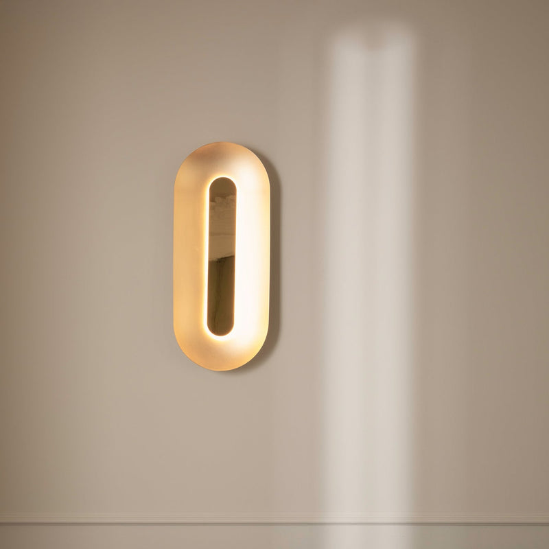 Nuura Sasi arge messing vegglampe