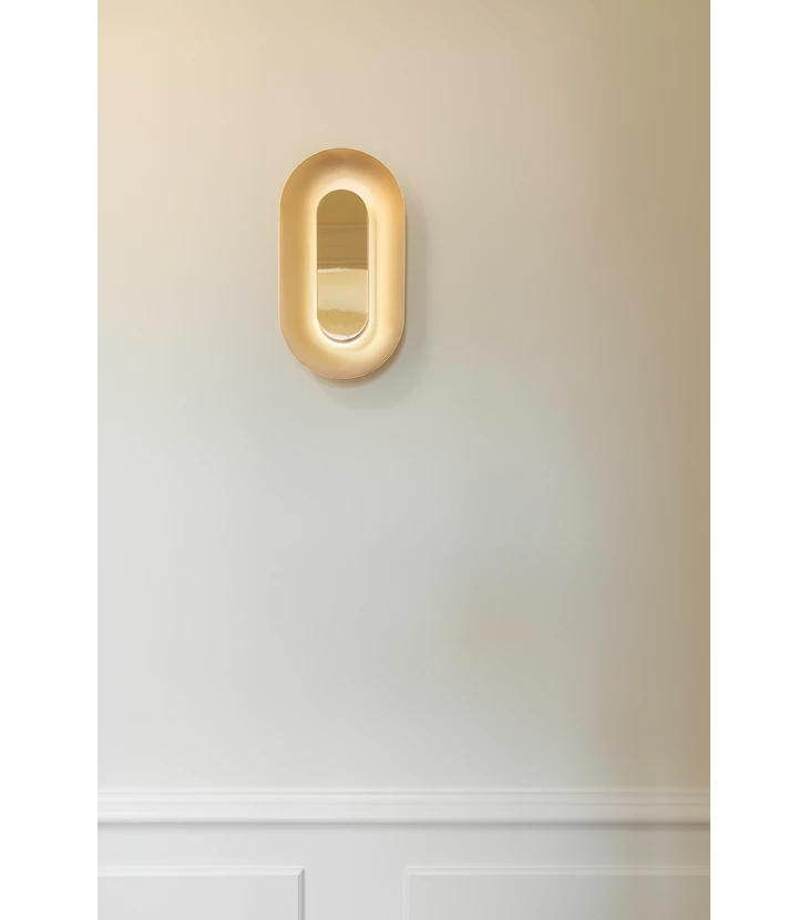Nuura Sasi small vegglampe i messing til gang