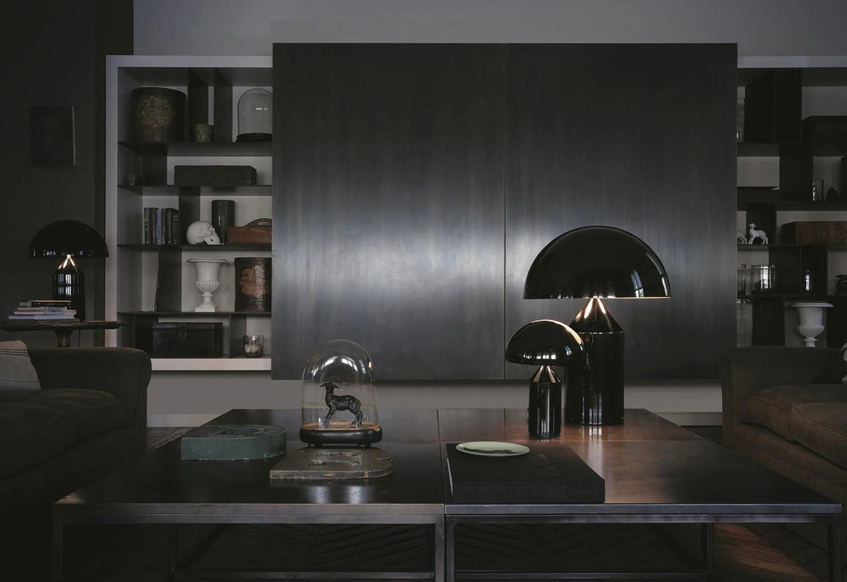 Sort bordlampe i metall av Oluce, Atollo design ikon