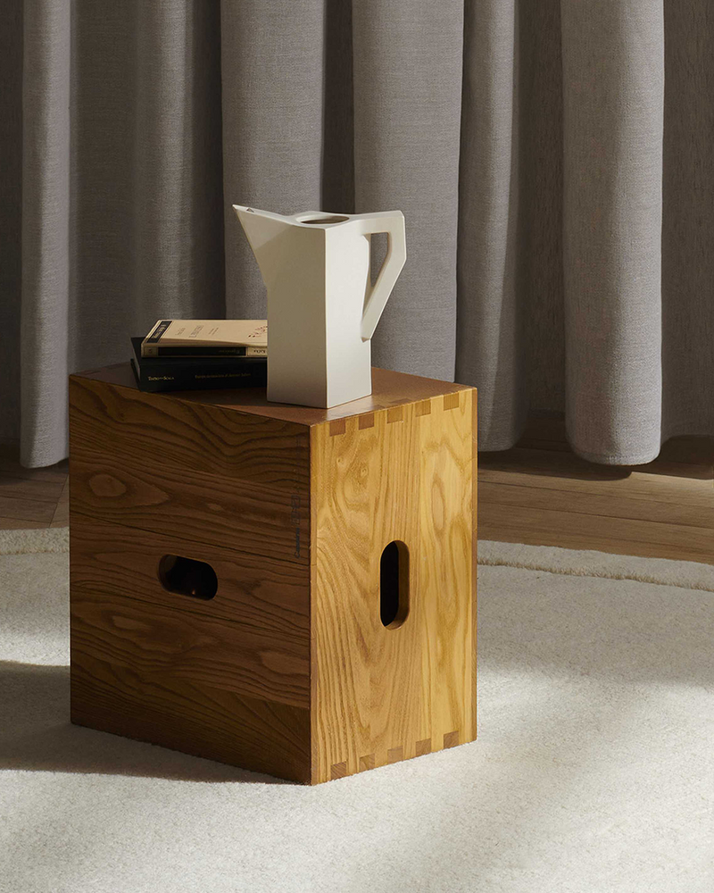 Cassina Tabouret Cabanon i eik som sidebord Lc14