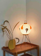 Minimalistisk Akari 3AD bordlampe fra Vitra, skaper mykt og varmt lys
