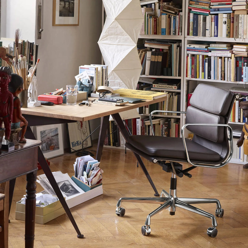 EA217 kontorstol i fra Vitra med aluminiumsvase og mørkebrunt skinn