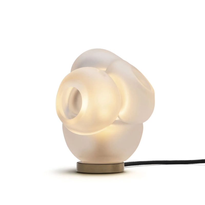 Bocci 100t bordlampe i frostet glass med messing base og sort ledning