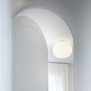 Glo Ball Ceiling 1 fra Flos montert i tak med mykt og diffust lys i moderne interiør