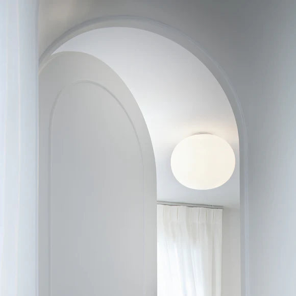 Glo Ball Ceiling 1 fra Flos montert i tak med mykt og diffust lys i moderne interiør
