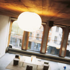 Glo Ball Ceiling 1 taklampe fra Flos sett i bruk, rund opalglasskuppel med jevn lysfordeling