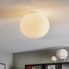 Glo Ball Ceiling 1 fra Flos i tak, tidløs taklampe i opalglass med diskret uttrykk