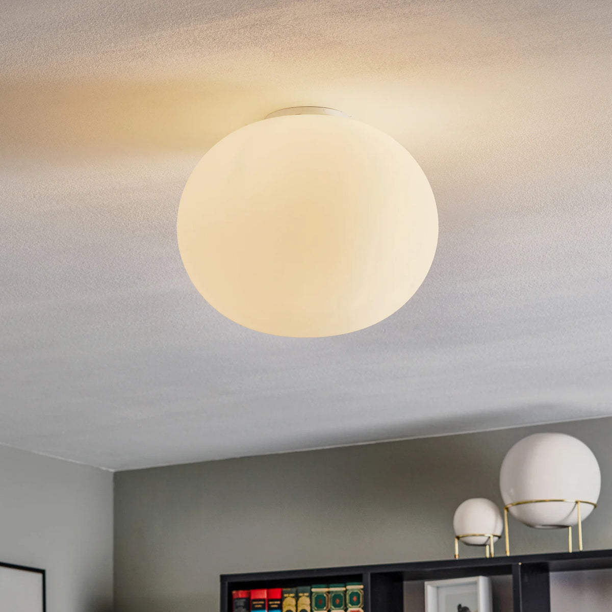 Glo Ball Ceiling 1 fra Flos i tak, tidløs taklampe i opalglass med diskret uttrykk