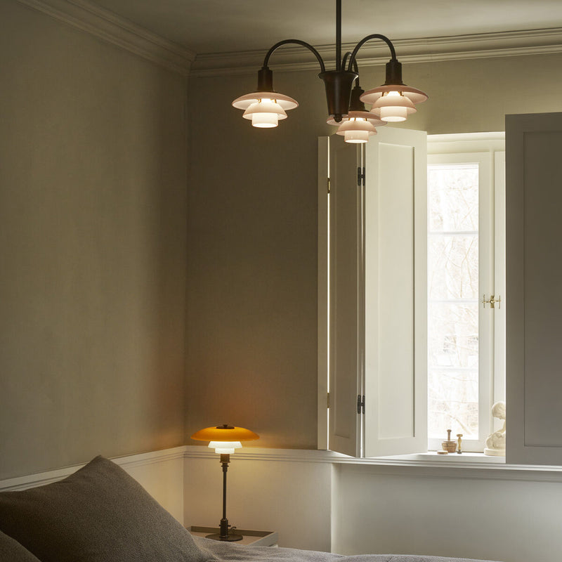 PH 1/1 Lysekrone Centenary Edition 3-armet med tent terrakottafarget opalglass i interiør