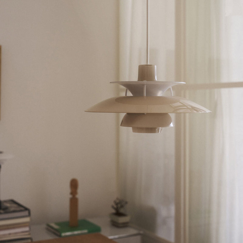 PH 5 320 Opal Pendel i Opal Beige i interiør