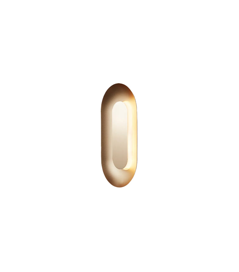 Sasi small vegglampe fra Nuura i messing
